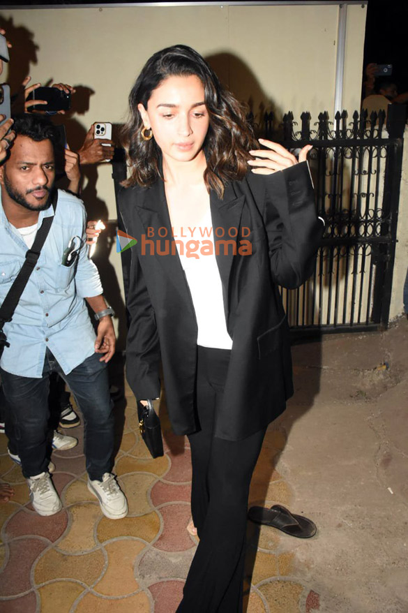 photos saiee manjrekar alia bhatt and georgia andriani snapped at los cavos in bandra 2