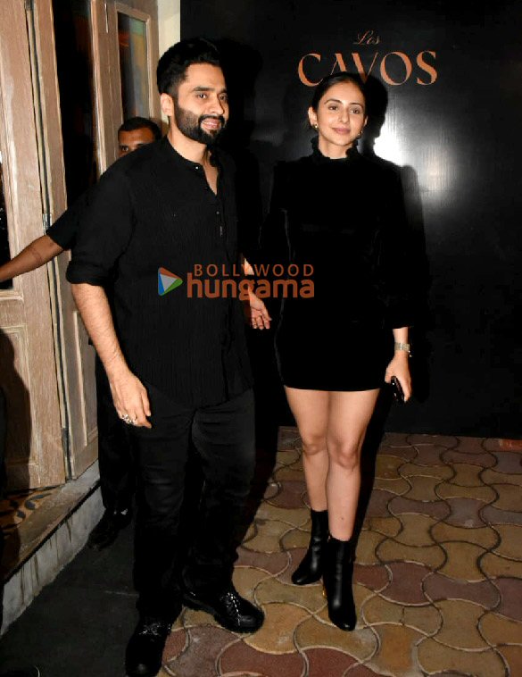 photos shah rukh khan deepika padukone karan johar and others snapped at los cavos in khar 4