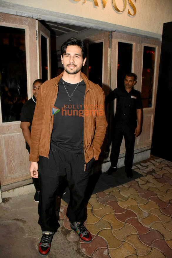 photos shah rukh khan deepika padukone karan johar and others snapped at los cavos in khar 5