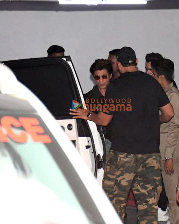 photos shah rukh khan rani mukerji and karan johar surprise fans at kuch kuch hota hai screening 1