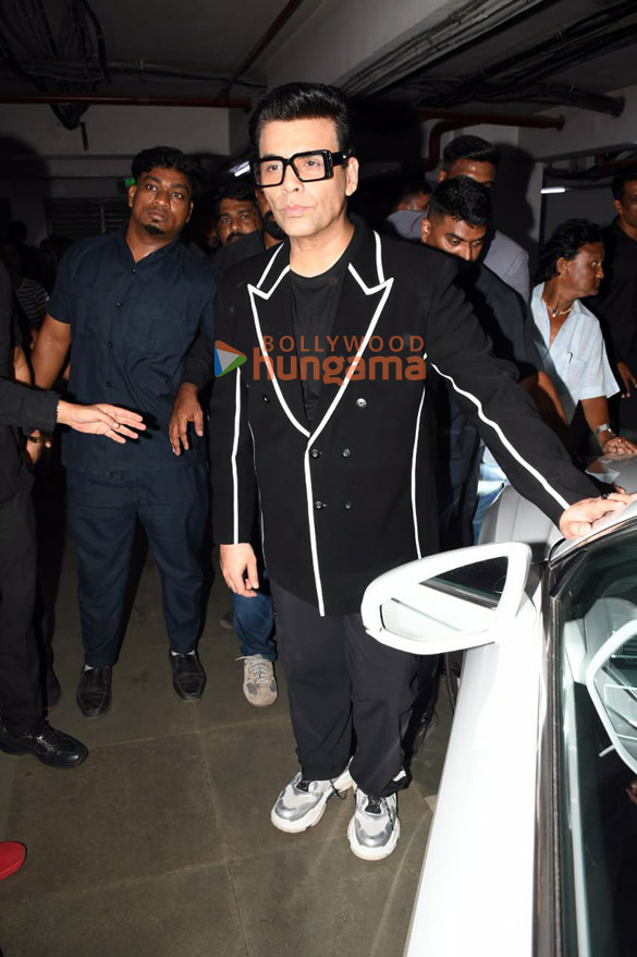 photos shah rukh khan rani mukerji and karan johar surprise fans at kuch kuch hota hai screening 4