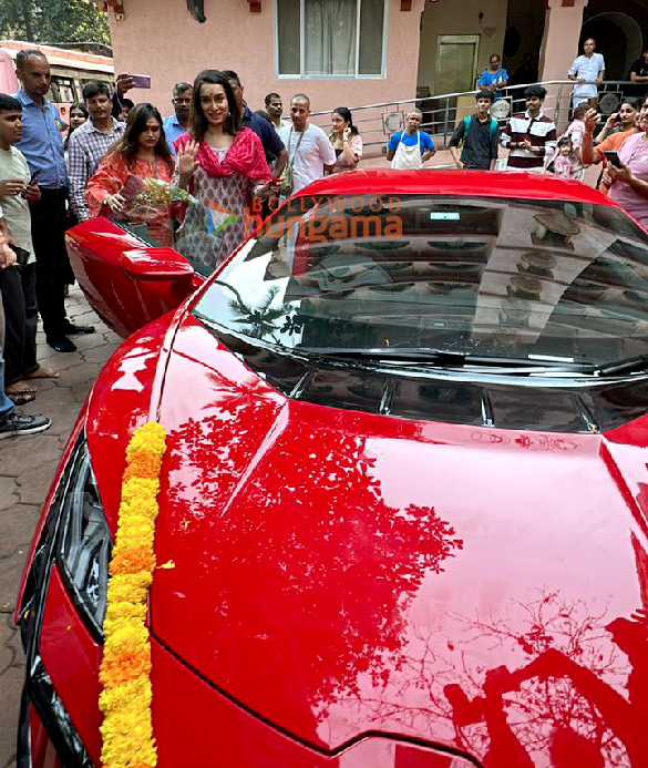 photos shraddha kapoor snapped with her new car lamborghini huracan tecnica 2