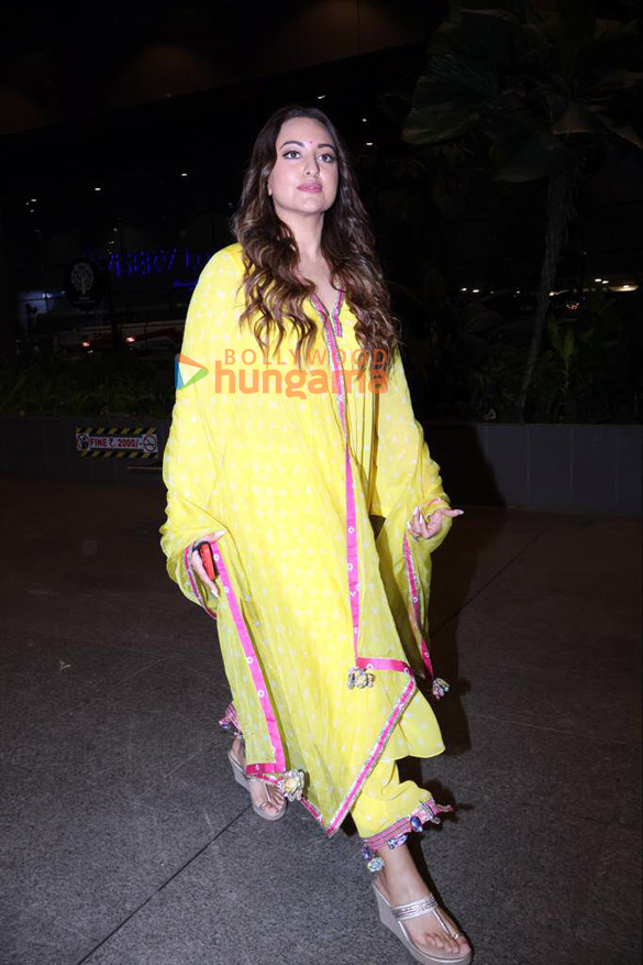 Photos: Sonakshi Sinha and Akshay Kumar snapped at the airport Photos: Sonakshi Sinha and Akshay Kumar snapped at the airport