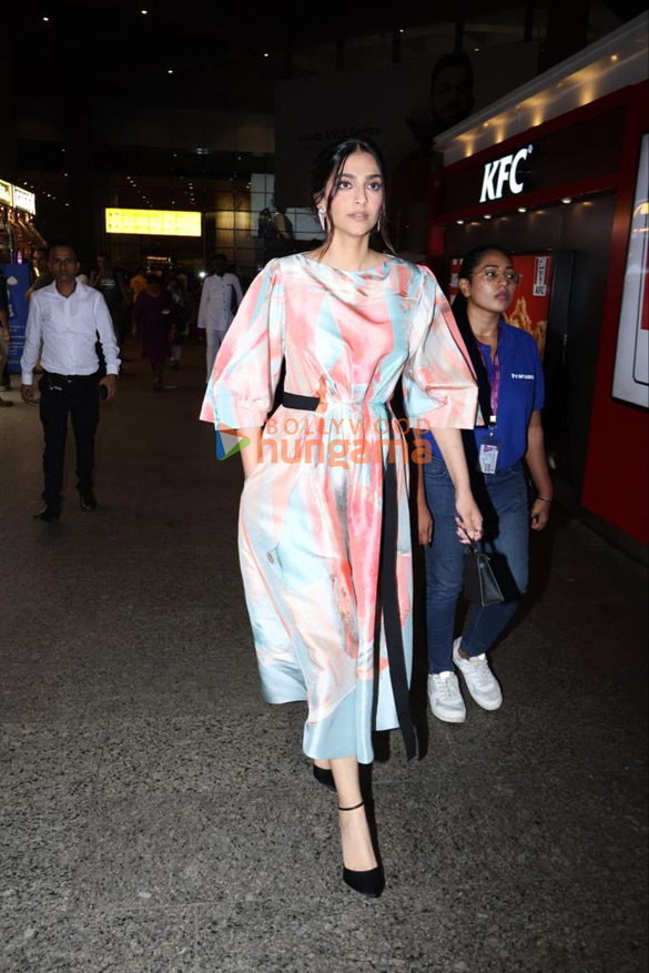 photos sonam kapoor ahuja snapped at the airport 1 3