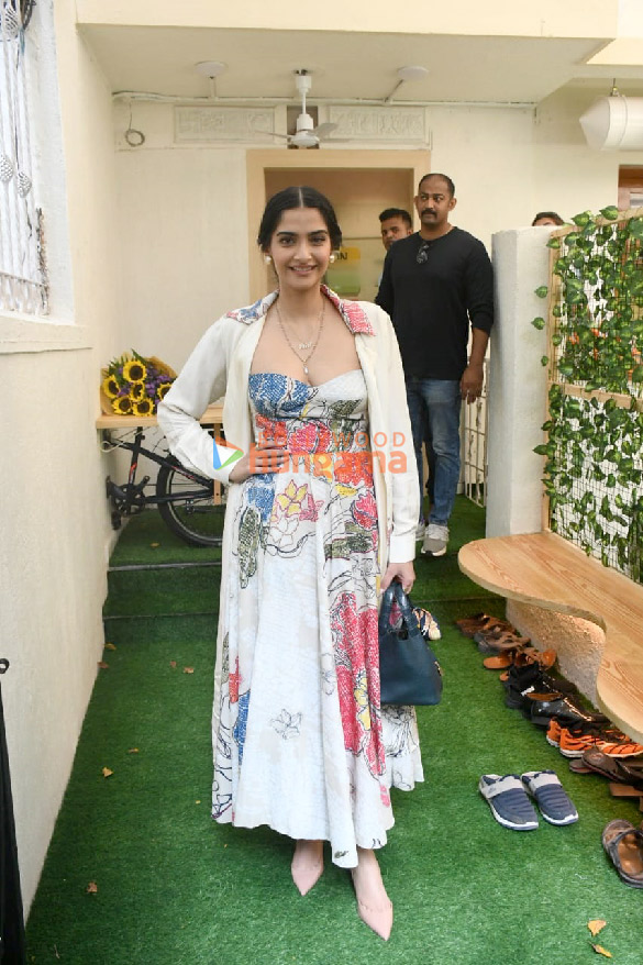 photos sonam kapoor ahuja snapped in bandra 1 3