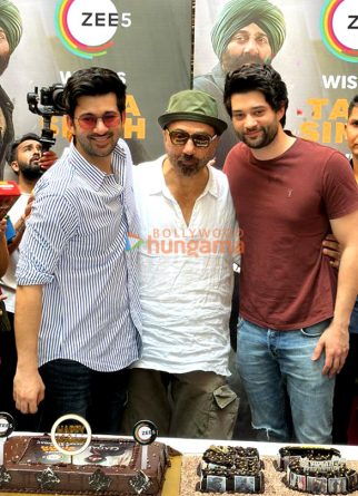 Photos: Sunny Deol snapped celebrating his birthday with sons Rajveer Deol and Karan Deol