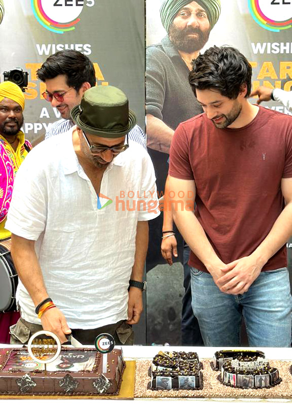 photos sunny deol snapped celebrating his birthday with sons rajveer deol and karan deol 3