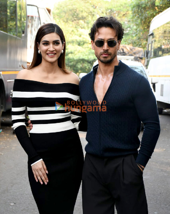 Photos: Tiger Shroff and Kriti Sanon snapped promoting Ganapath – A Hero Is Born on the sets of Bigg Boss 17 Photos: Tiger Shroff and Kriti Sanon snapped promoting Ganapath – A Hero Is Born on the sets of Bigg Boss 17