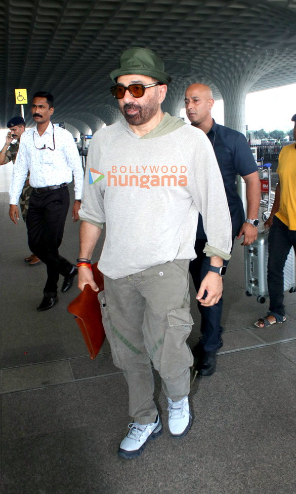 photos uorfi javed nikki tamboli varun dhawan and others snapped at the airport1 2 2