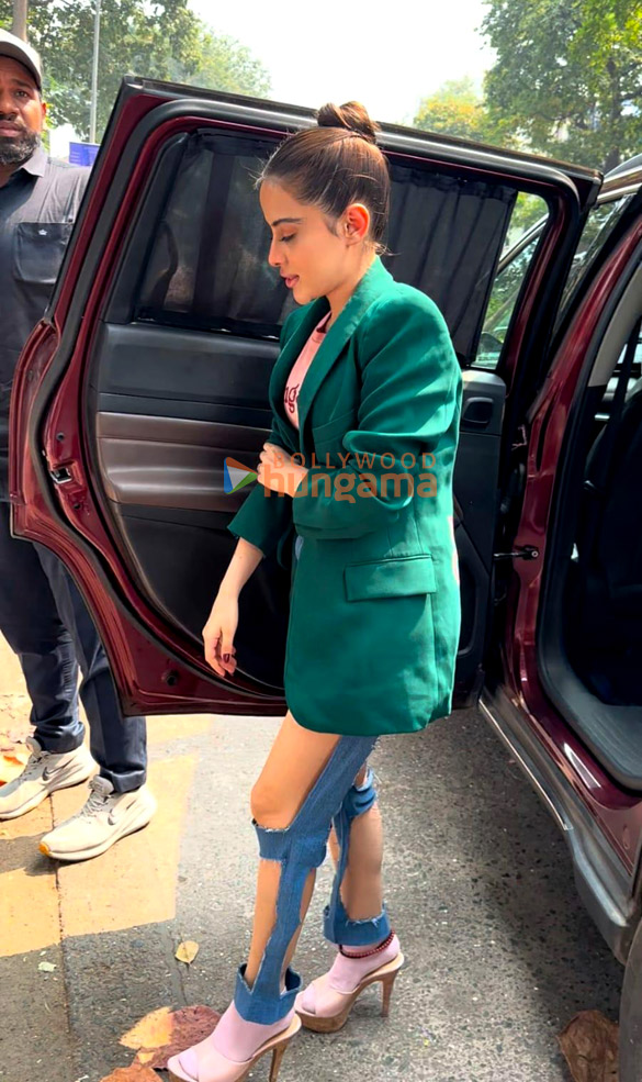 photos uorfi javed snapped outside bandra police station 2
