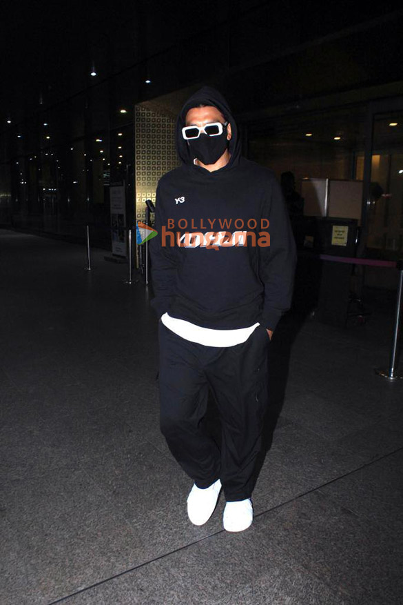 photos varun dhawan ranveer singh and mahira sharma snapped at the airport 1