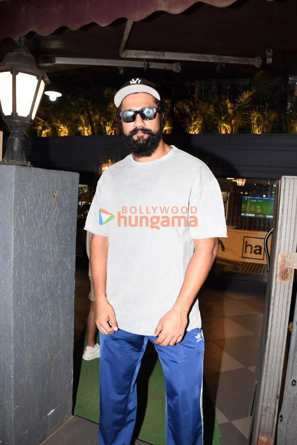 Photos: Vicky Kaushal snapped at Hakim’s Aalim salon in Khar Photos: Vicky Kaushal snapped at Hakim’s Aalim salon in Khar
