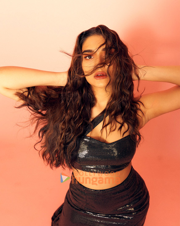 saiee manjrekar 7 5