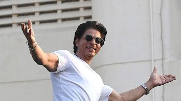 Fans gather around King Khan’s car as he steps out on his birthday