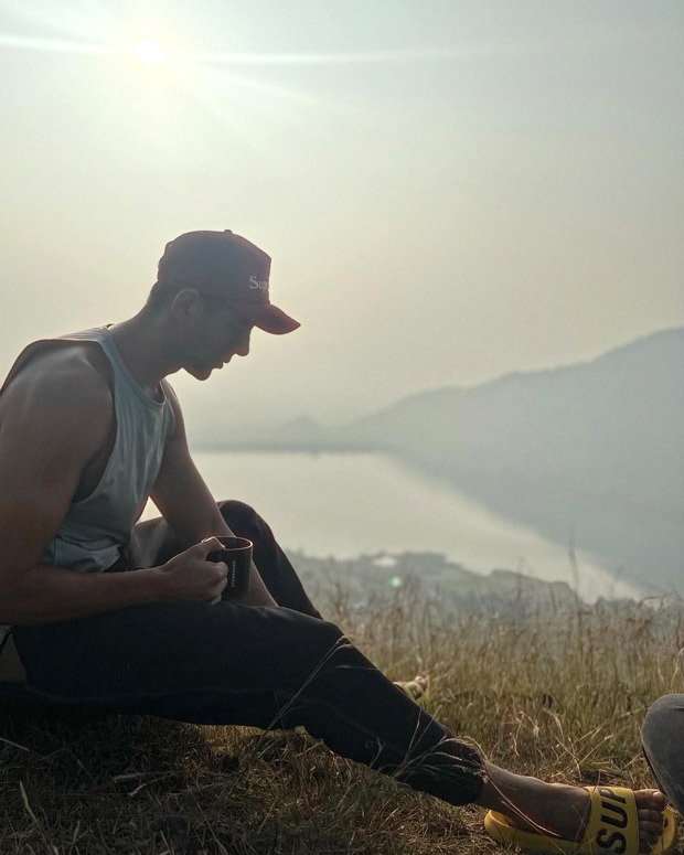 Kartik Aaryan relaxes atop a hill amid Chandu Champion shoot, see photo