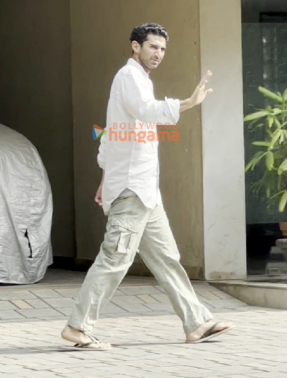 photos aditya roy kapur spotted in bandra 1