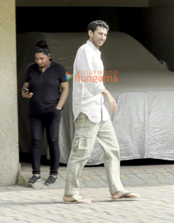 photos aditya roy kapur spotted in bandra 2