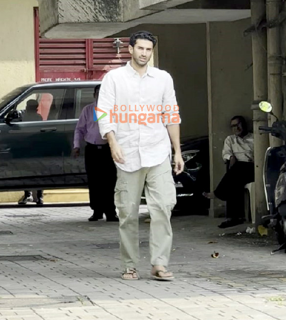 Photos: Aditya Roy Kapur spotted in Bandra Photos: Aditya Roy Kapur spotted in Bandra