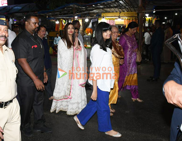 photos aishwarya rai bachchan mukesh ambani and others snapped at siddhivinayak temple 1