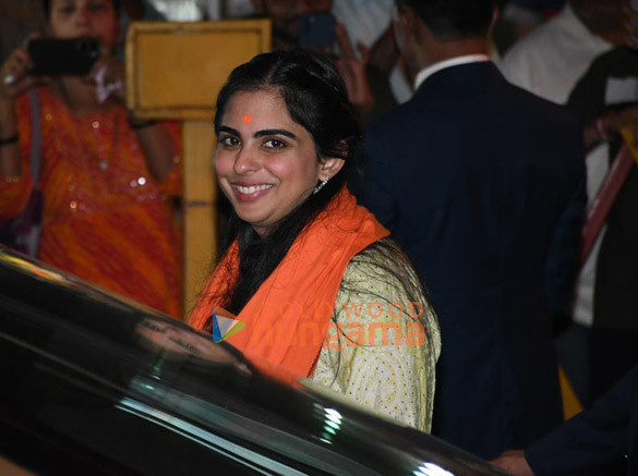 photos aishwarya rai bachchan mukesh ambani and others snapped at siddhivinayak temple 5