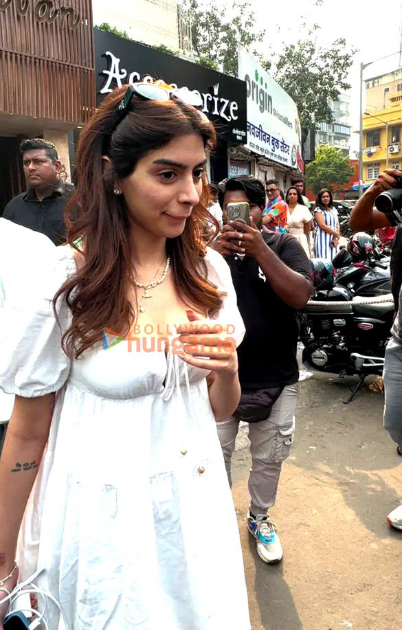 photos ananya panday and suhana khan snapped at bastian in bandra 8