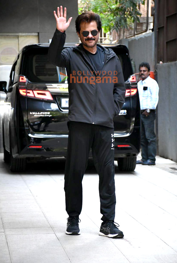 photos anil kapoor snapped at a clinic in khar 2