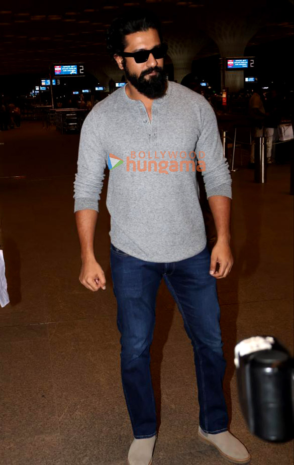 photos arjun kapoor vicky kaushal and babil khan snapped at the airport 2