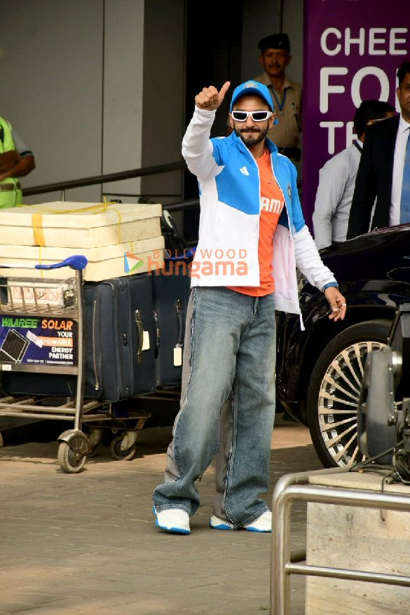 photos deepika padukone and ranveer singh snapped at kalina airport 5