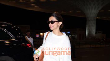 Photos: Deepika Padukone and Sussanne Khan snapped at the airport