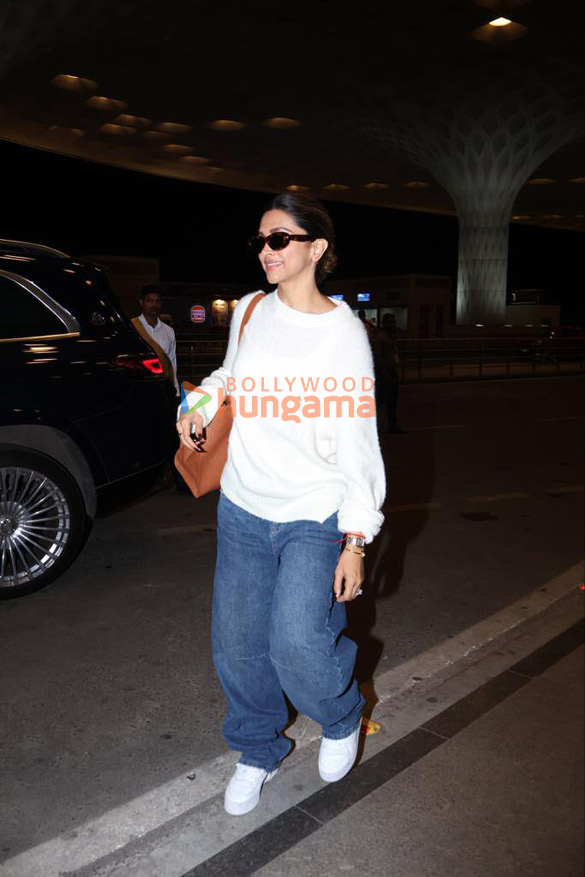 photos deepika padukone and sussanne khan snapped at the airport 1 2