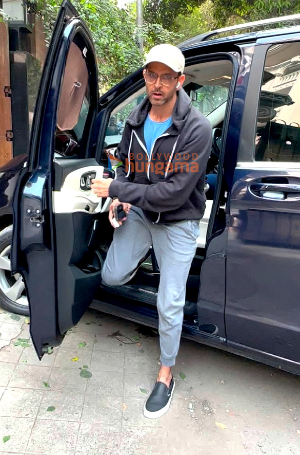 Photos: Hrithik Roshan spotted at Siddharth Anand’s office in Khar Photos: Hrithik Roshan spotted at Siddharth Anand’s office in Khar
