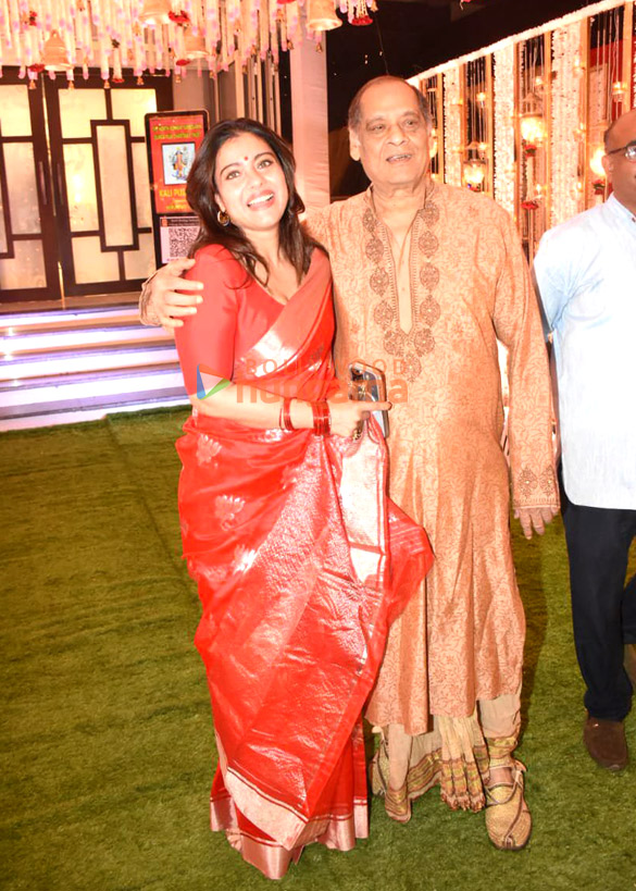 photos kajol snapped at kali puja in santacruz 1