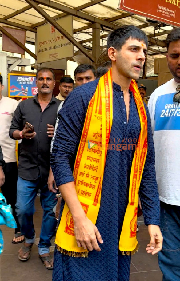 photos kartik aaryan seeks blessings at siddhivinayak temple on his birthday 3