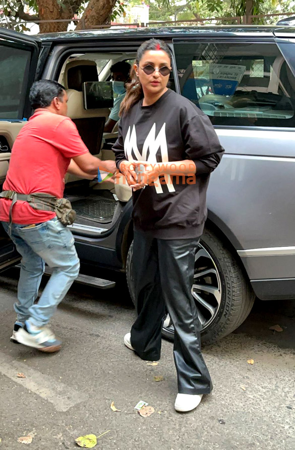 photos parineeti chopra snapped at a dubbing studio 3