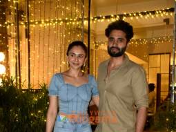 Photos: Rakul Preet Singh and Jackky Bhagnani snapped at Farmers’ Cafe in Bandra
