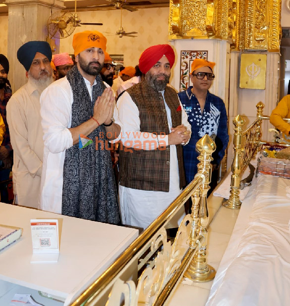 photos ranbir kapoor bobby deol and team animal seek blessings at sri bangla sahib gurudwara in new delhi after trailer launch 3