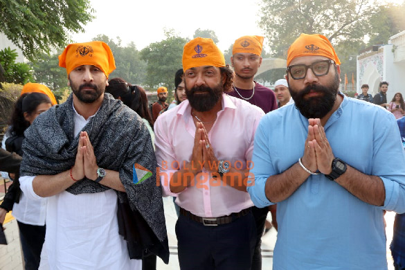 photos ranbir kapoor bobby deol and team animal seek blessings at sri bangla sahib gurudwara in new delhi after trailer launch 4