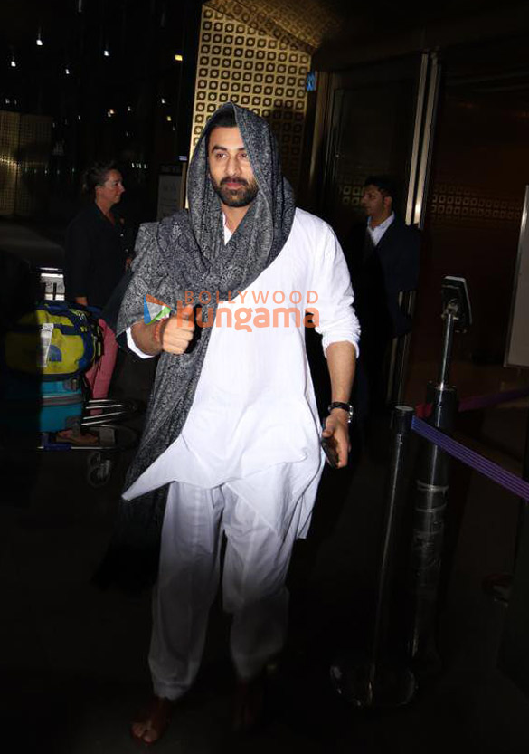 Photos: Ranbir Kapoor, Sara Ali Khan, Vicky Kaushal and others snapped at the airport Photos: Ranbir Kapoor, Sara Ali Khan, Vicky Kaushal and others snapped at the airport