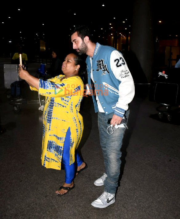 photos ranbir kapoor vicky kaushal and others snapped at the airport 10