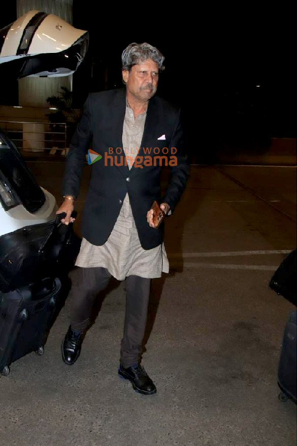 photos ranbir kapoor vicky kaushal and others snapped at the airport 5
