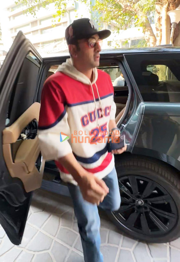 Photos: Ranbir Kapoor snapped in Bandra