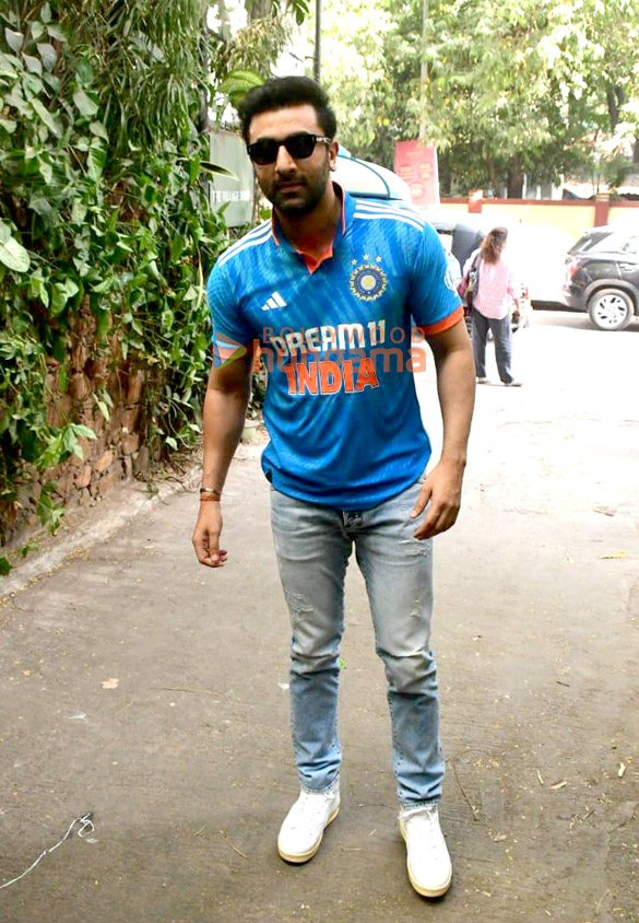 Photos: Ranbir Kapoor snapped outside Krome studios in Bandra Photos: Ranbir Kapoor snapped outside Krome studios in Bandra