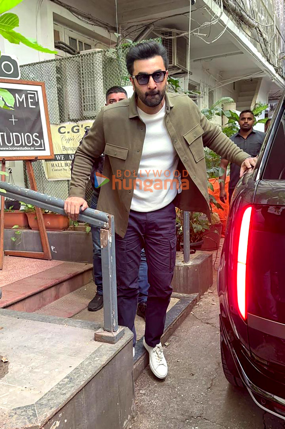 photos ranbir kapoor snapped outside krome studios in bandra 4 2