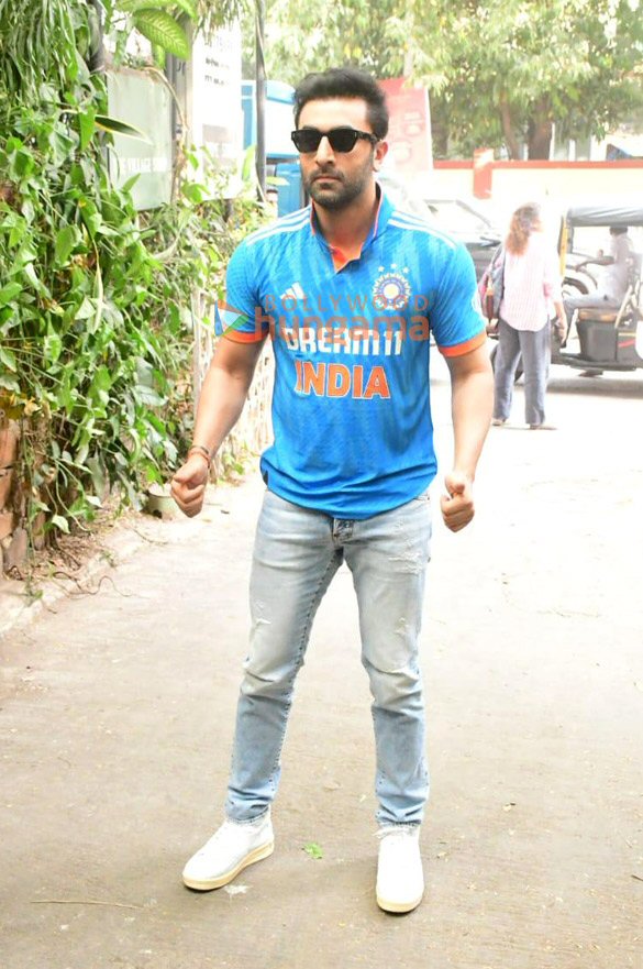 photos ranbir kapoor snapped outside krome studios in bandra 4