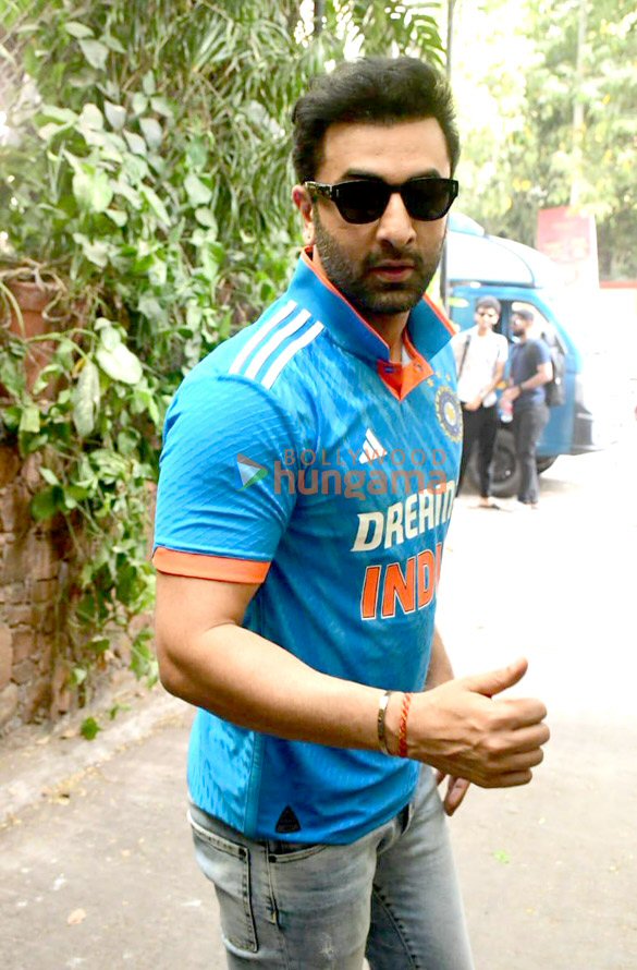 photos ranbir kapoor snapped outside krome studios in bandra 6
