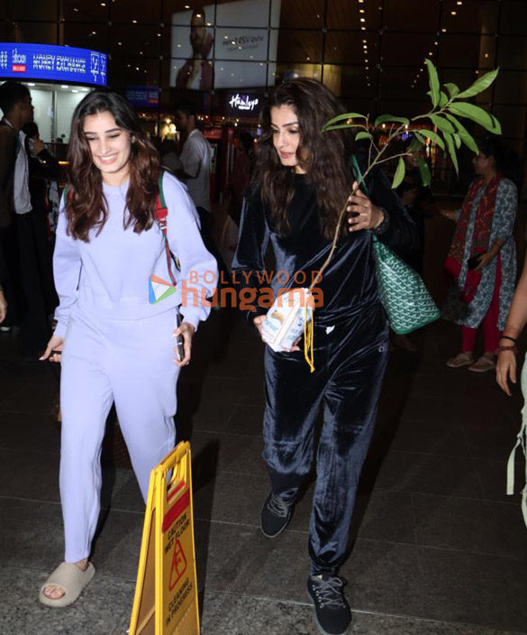 photos raveena tandon and rasha thadani snapped at the airport 1