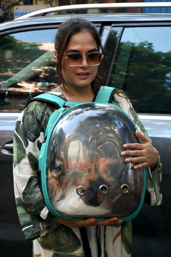 photos richa chadha snapped outside a pet clinic in khar 2