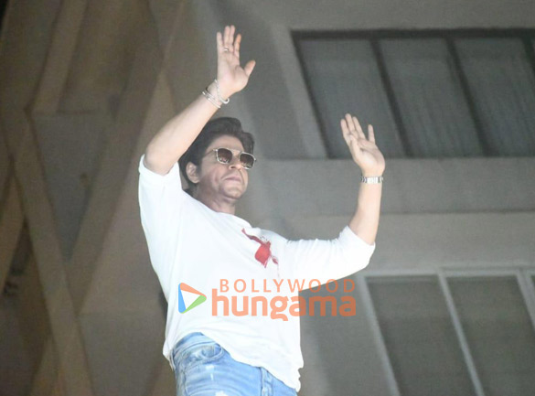 photos shah rukh khan greets fans outside mannat on his birthday 10