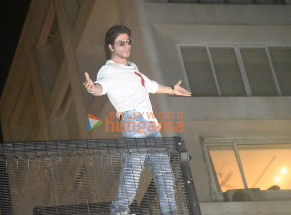 Photos: Shah Rukh Khan greets fans outside Mannat on his birthday Photos: Shah Rukh Khan greets fans outside Mannat on his birthday