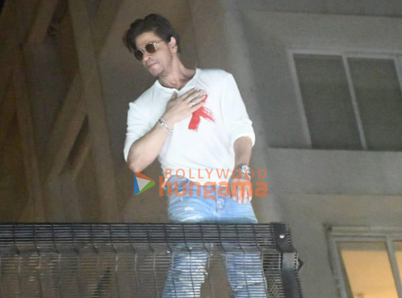 photos shah rukh khan greets fans outside mannat on his birthday 6